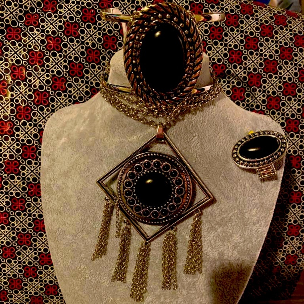 Set of four ring, necklace and ring